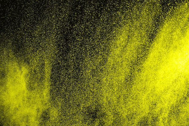 explosion de poudre de couleur jaune sur fond noir.