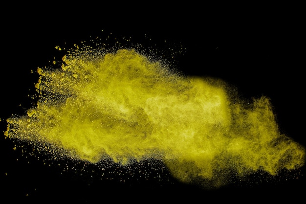 explosion de poudre de couleur jaune sur fond noir.