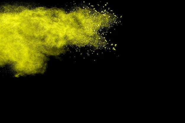 Explosion de poudre de couleur jaune.