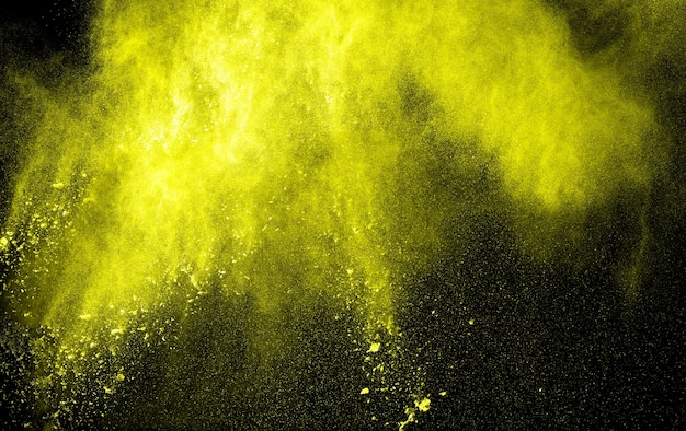 Explosion de poudre jaune sur fond noir.