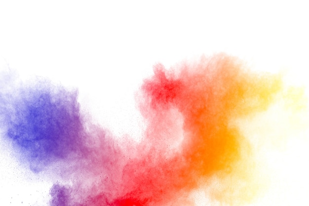 Explosion de poudre multicolore abstraite sur fond blanc.
