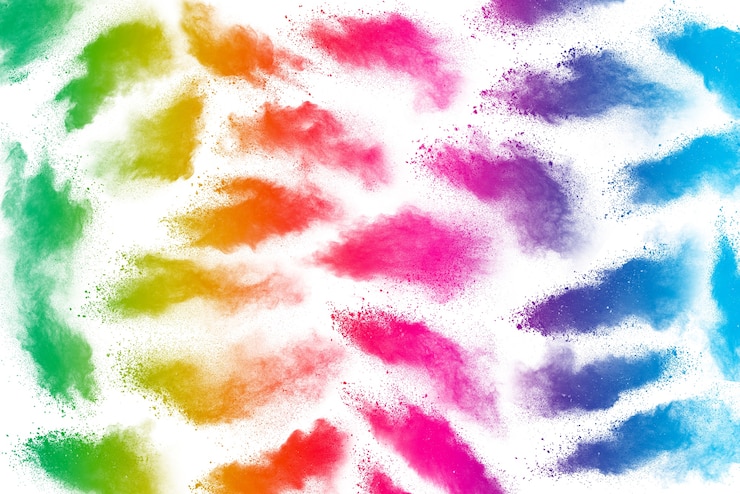 Photo explosion de poudre multicolore sur fond blanc. nuage coloré. la poussière colorée explose. pai
