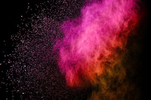 Explosion de poudre multicolore sur fond noir.