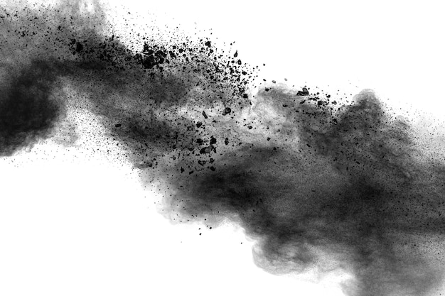 Explosion de poudre noire sur fond blanc.