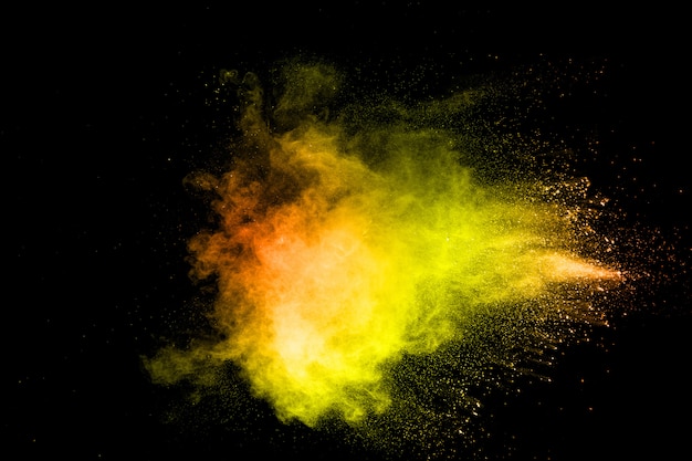 L&#39;explosion de poudre de pigments colorés. Particules de poussière de couleur vibrante