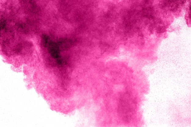 Explosion de poudre rose isolée sur fond blanc
