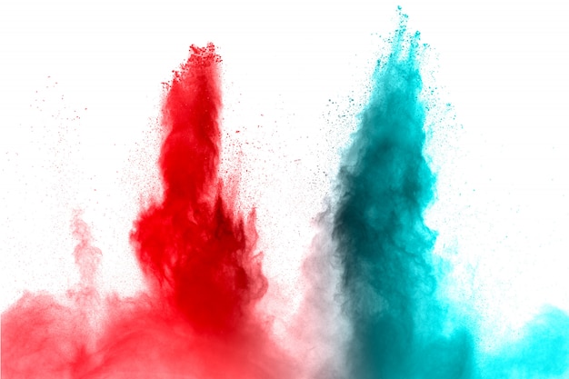 Explosion de poudre rouge et bleue sur fond blanc.