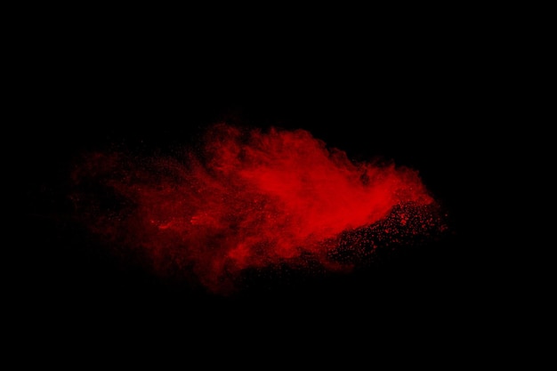 Explosion de poudre rouge sur fond noir