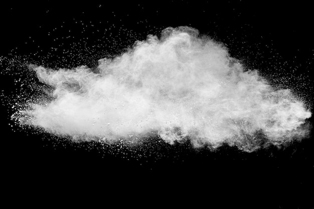 Explosion de poudre de talc blanc sur fond noir Éclaboussures de particules de poussière blanche