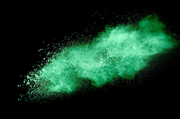 Explosion de poudre verte dans le noir