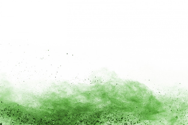 Explosion de poudre verte sur fond blanc.