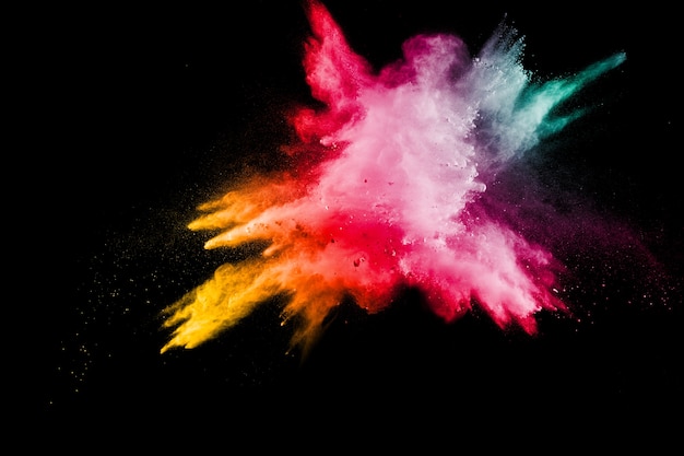 Explosion de poussière de couleur sur fond.