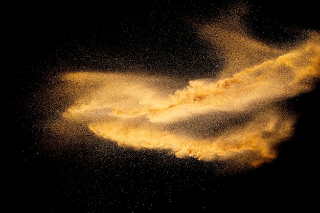 Explosion de sable de rivière à secÉclaboussure de sable de couleur brune sur fond noir