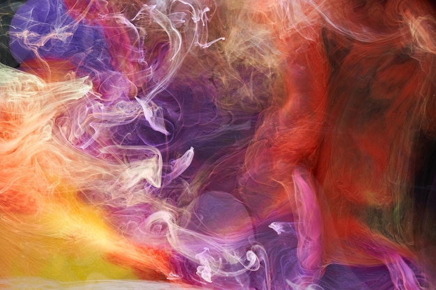 Explosion sous-marine de peinture acrylique de fond abstrait de fumée noire contrastée lumineuse multicolore