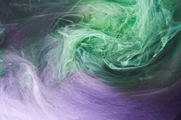 Explosion sous-marine de peinture acrylique fond abstrait fumée violet vert