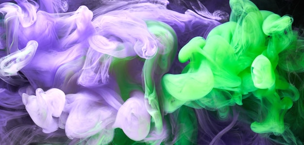 Explosion sous-marine de peinture acrylique fond abstrait fumée violet vert