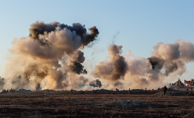 Explosions d'obus et de bombes, fumée