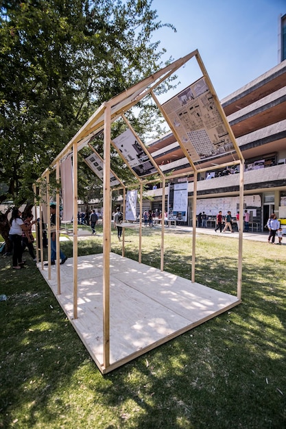 Exposition d'architecture dans un pavillon en forme de maison en pin massif