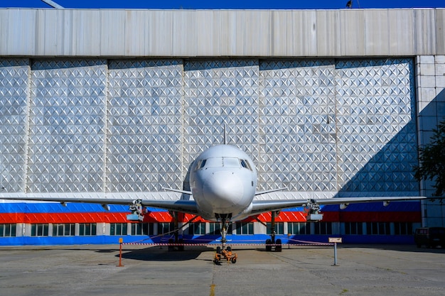L'exposition de l'avion TU204 dans une usine d'avions à Oulianovsk