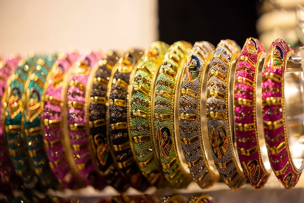 Une exposition de bracelets dans un souk.