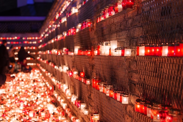 Exposition commémorative aux bougies en rouge pour le jour de l'indépendance de la Lettonie