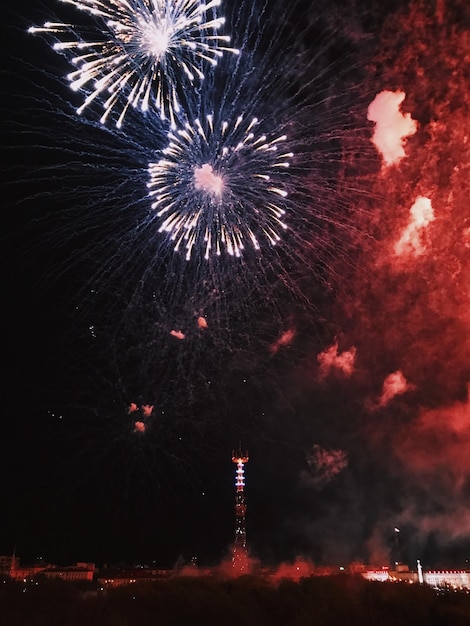 Exposition de feux d'artifice la nuit