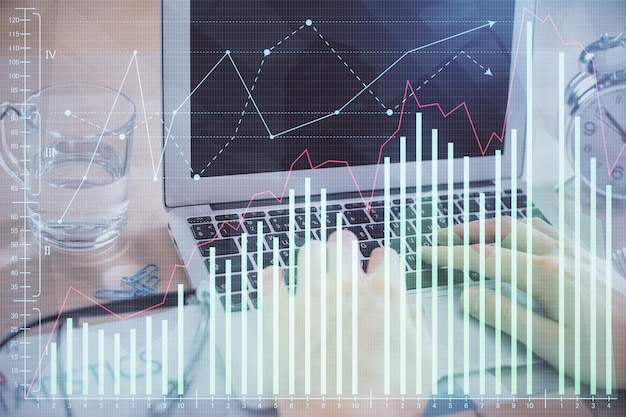 Exposition multiple du graphique du marché avec un homme travaillant sur ordinateur en arrière-plan Concept d'analyse financière