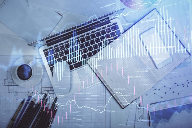 Exposition multiple du graphique forex dessiné sur fond de table avec ordinateur Concept de recherche et d'analyse financière Vue supérieure