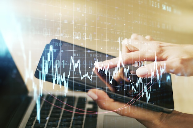 Exposition multiple d'un graphique financier créatif abstrait avec des pressions de doigt sur une tablette numérique sur le forex de fond et le concept d'investissement