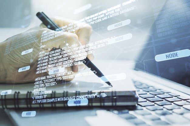 Exposition multiple d'un hologramme abstrait de développement de logiciels et d'écriture manuelle dans un ordinateur portable en arrière-plan avec un concept de recherche et d'analyse sur ordinateur portable