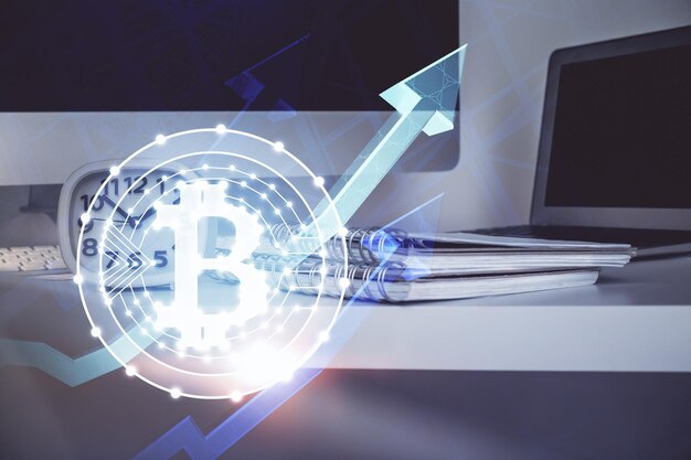 Exposition multiple de l'hologramme du thème blockchain et table avec fond d'ordinateur Concept de monnaie crypto bitcoin