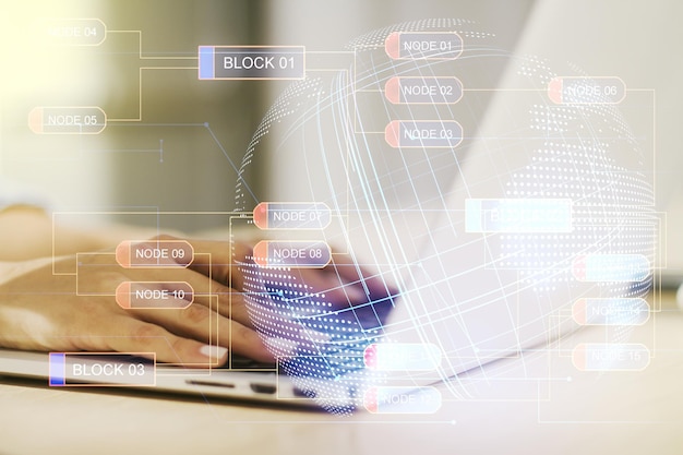 Exposition multiple d'un hologramme de langage de programmation abstrait avec carte du monde et mains tapant sur un clavier d'ordinateur en arrière-plan, concept d'intelligence artificielle et de réseaux neuronaux