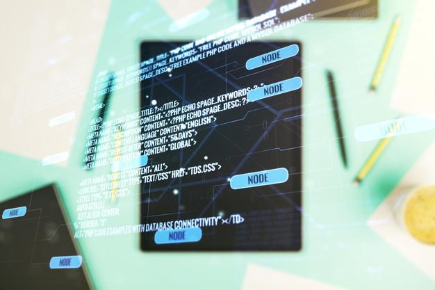 Exposition multiple d'hologramme de langage de programmation abstrait et de tablette numérique moderne sur fond d'intelligence artificielle et de concept d'apprentissage automatique