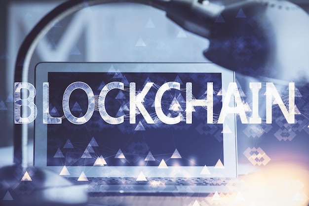 Exposition multiple de l'hologramme et de la table du thème de la blockchain et de la crypto-économie avec fond d'ordinateur Concept de crypto-monnaie bitcoin