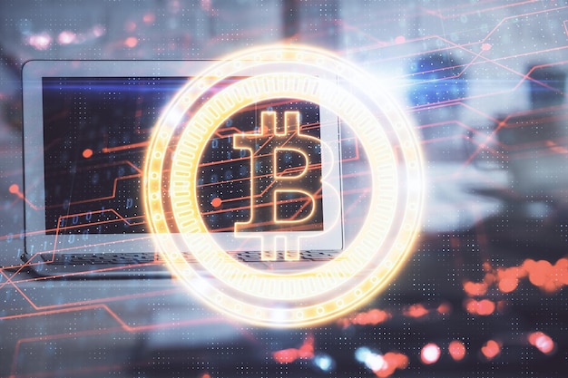 Exposition multiple de l'hologramme et de la table du thème de l'économie blockchain et de la crypto-monnaie avec fond d'ordinateur Concept de crypto-monnaie Bitcoin