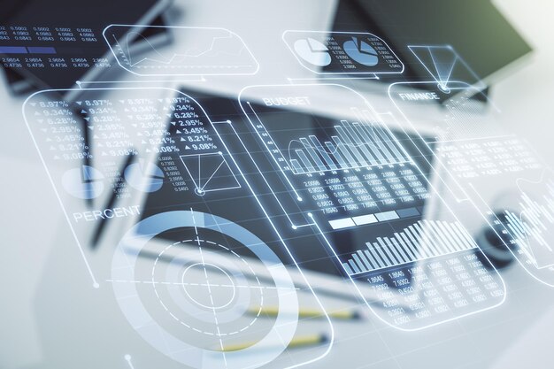 Exposition multiple de l'interface d'hologramme de données de statistiques abstraites et d'une tablette numérique moderne sur le concept d'informatique et d'analyse en arrière-plan