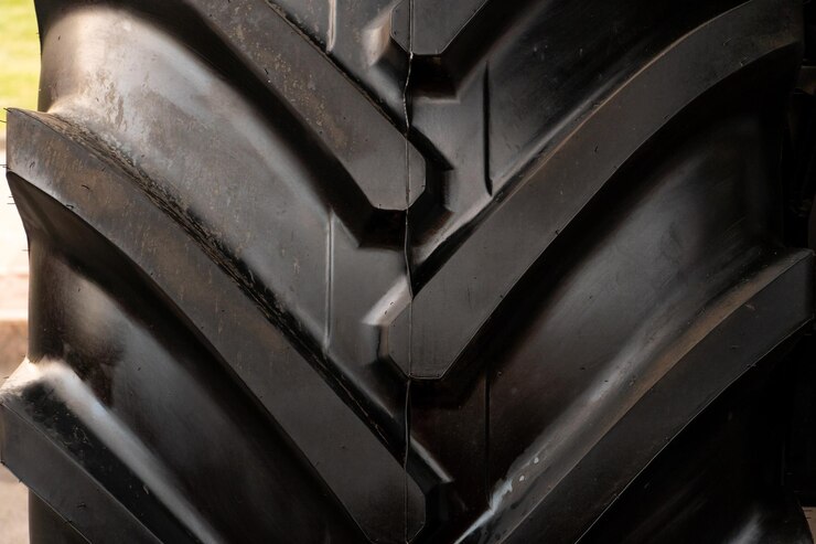 Photo exposition de nouveaux équipements de grande taille véhicules pour le transport de marchandises gros pneus de camions noirs en gros plan equipement pour le travail dans une carrière