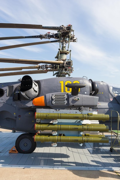 Exposition en plein air d'avions un hélicoptère en armure complète et vue latérale de munitions