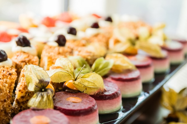 Exposition avec une variété de gâteaux, de desserts et de chocolats