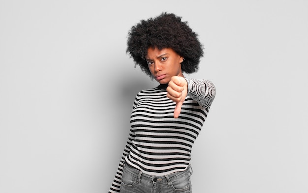 Expressif jeune jolie femme noire faisant des gestes