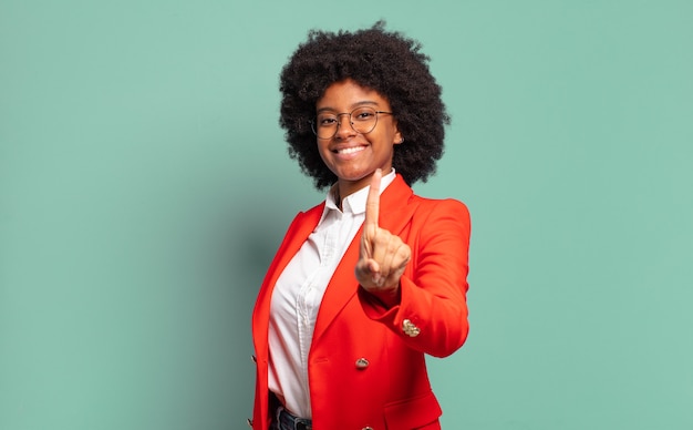 Expressif jeune jolie femme noire faisant des gestes