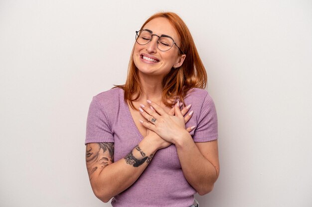 A une expression amicale en appuyant sur la paume contre la poitrine Concept d'amour