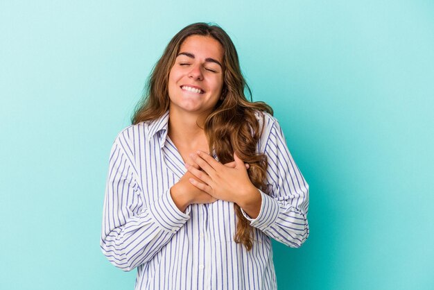 A une expression amicale en appuyant sur la paume contre la poitrine Concept d'amour