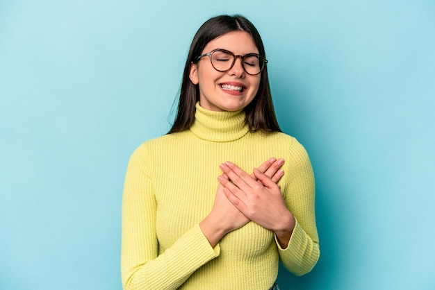 A une expression amicale en appuyant sur la paume contre la poitrine Concept d'amour