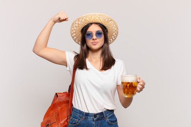 Expression de colère femme jeune voyageur et tenant une bière