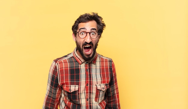 Expression en colère de jeune homme barbu fou