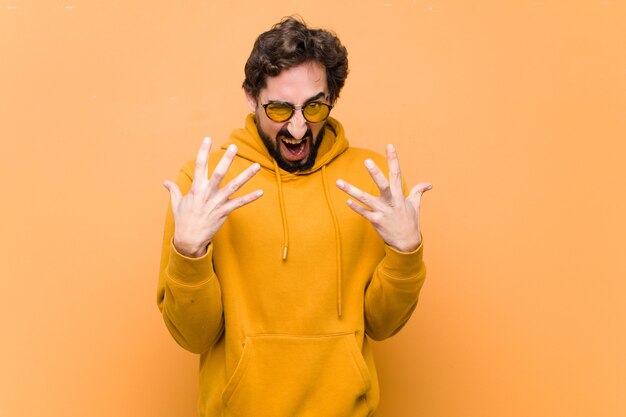 Expression en colère de jeune homme cool fou.