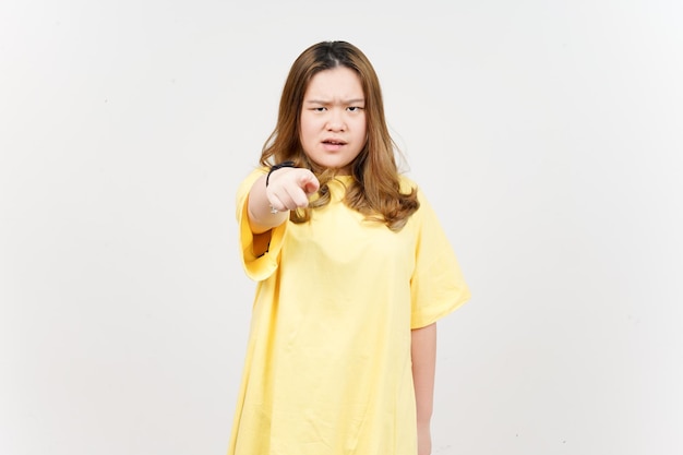 Expression en colère et pointant vers la caméra d'une belle femme asiatique portant un T-shirt jaune