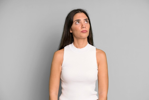 Avec une expression désemparée inquiète et confuse levant les yeux pour copier l'espace doutant