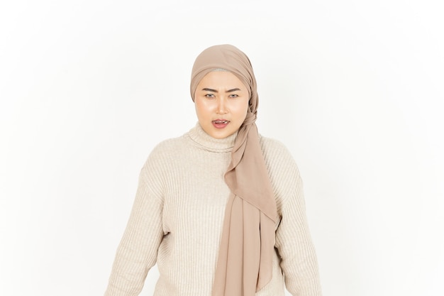 Expression du visage en colère de belle femme asiatique portant le hijab isolé sur fond blanc